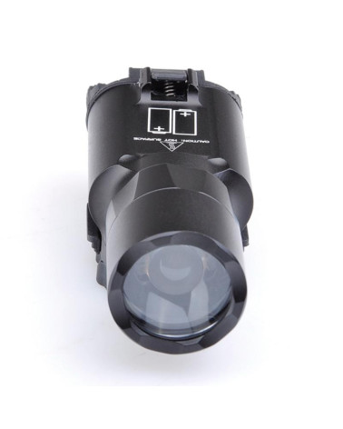 Lampe tactique X3U WASDN noire montée sur un pistolet avec rail