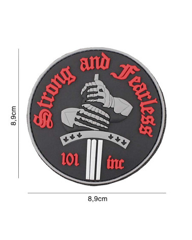 Patch 3D STRONG AND FEARLESS rouge de 101 INC fixé sur un gilet tactique