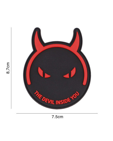 Patch 3D PVC Demon Devil noir et rouge de 101 INC fixé sur un gilet tactique