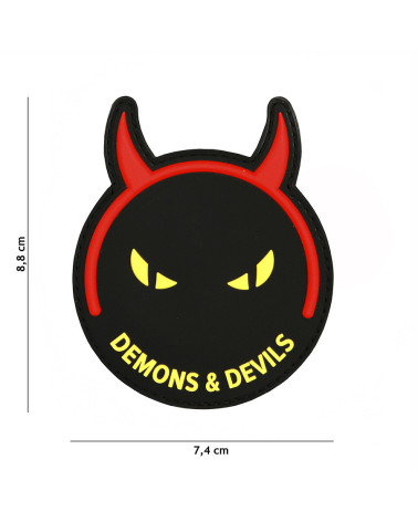Patch 3D PVC Demon Devil noir jaune de 101 INC fixé sur un gilet tactique