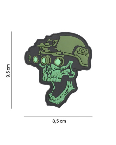 Patch 3D PVC NIGHT VISION SKULL VERT de 101 INC représentant un crâne tactique avec lunettes NVG vertes