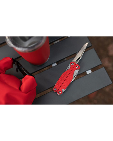 Pince multifonction Leatherman Charge+ en version rouge – 19 outils robustes pour professionnels et aventuriers. Pince multifonction Leatherman Charge+ en version rouge – 19 outils robustes pour professionnels et aventuriers.