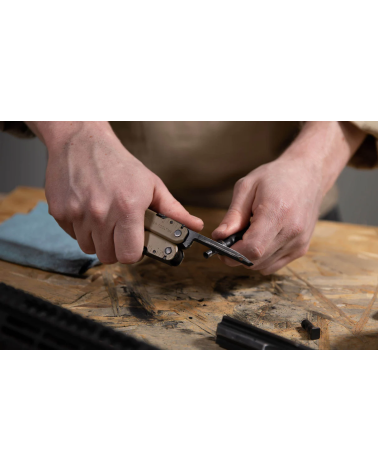 Pince Leatherman Super Tool 300M – Version Coyote avec 20 outils, idéale pour le terrain et l’entretien des armes. Pince Leatherman Super Tool 300M – Version Coyote avec 20 outils, idéale pour le terrain et l’entretien des armes.