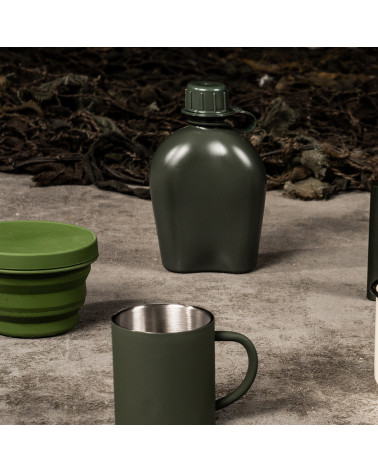 Gourde Fosco verte 1L – résistante, légère et adaptée aux missions outdoor ou militaires. Gourde Fosco verte 1L – résistante, légère et adaptée aux missions outdoor ou militaires.