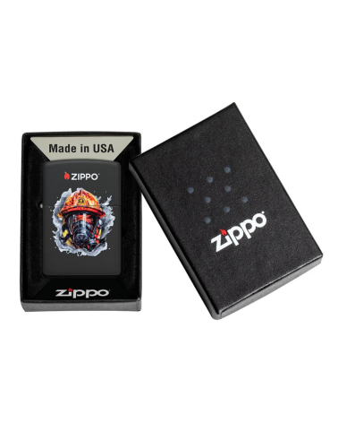 Briquet Zippo Fire Fighter Design – Casque de pompier en Color Image sur finition Black Matte. Briquet Zippo Fire Fighter Design – Casque de pompier en Color Image sur finition Black Matte.