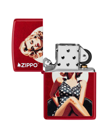 Briquet Zippo Vintage Pinup – Pin-up glamour en Color Image sur finition Candy Apple Red. Briquet Zippo Vintage Pinup – Pin-up glamour en Color Image sur finition Candy Apple Red.