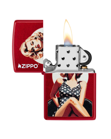 Briquet Zippo Vintage Pinup – Pin-up glamour en Color Image sur finition Candy Apple Red.