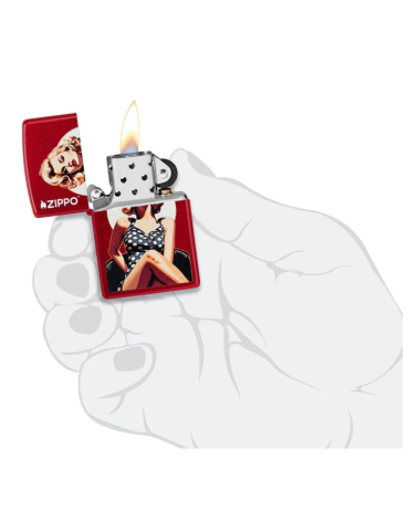 Briquet Zippo Vintage Pinup – Pin-up glamour en Color Image sur finition Candy Apple Red.