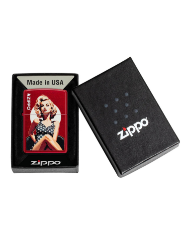 Briquet Zippo Vintage Pinup – Pin-up glamour en Color Image sur finition Candy Apple Red.