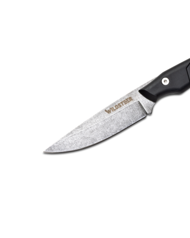 Couteau Wildsteer Troll avec manche noir en tactiprène et lame stonewash, parfait pour le bushcraft, la randonnée et le camping.