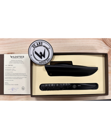 Couteau Wildsteer Baby Wild Édition 20 Ans N°22/40 lame noire avec manche micarta noir, série limitée française