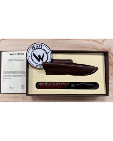 Couteau Wildsteer Baby Wild Édition 20 Ans N°01/40 lame noire avec manche Pakawood cocobolo, série limitée française