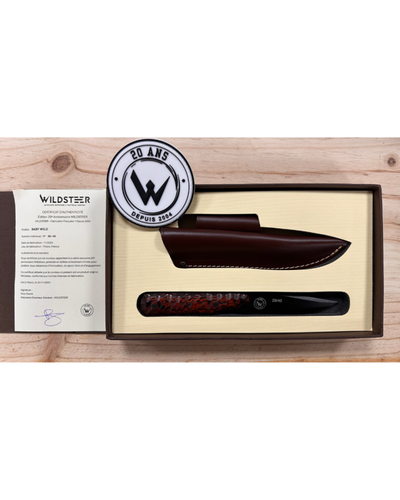 Couteau Wildsteer Baby Wild Édition 20 Ans N°29/40 lame noire avec manche Pakawood cocobolo, série limitée française
