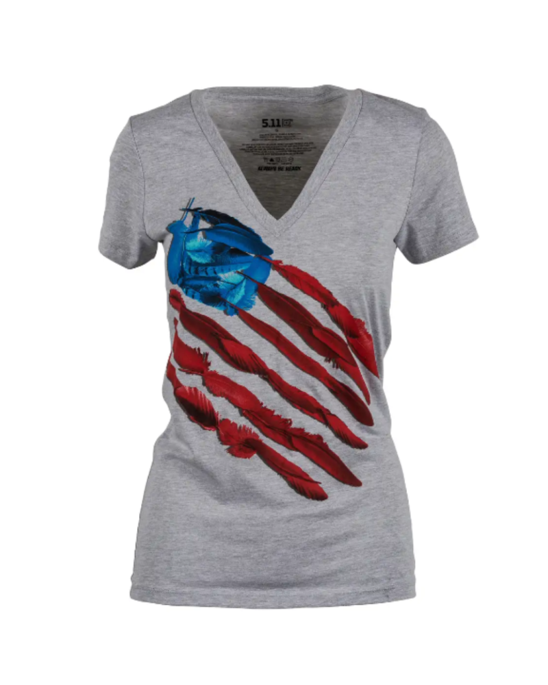 T-shirt femme 5.11 Tactical Feather Flag gris coton doux, coupe féminine ajustée et design discret inspiré du drapeau tactique.