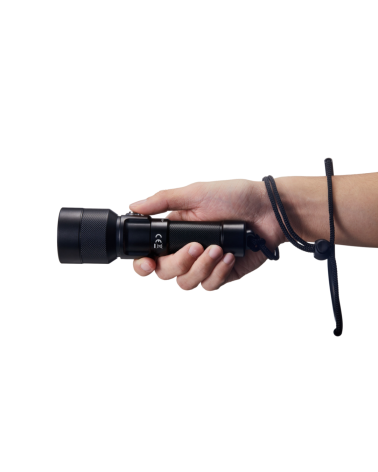 Lampe de plongée Nitecore DL30 1100 lumens submersible jusqu’à 100 mètres avec faisceau concentré pour exploration sous marine.