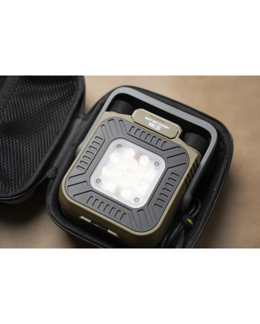 Lampe multifonction Nitecore NWL30 3000 lumens avec batterie externe et répulsif moustiques pour camping et activités outdoor.