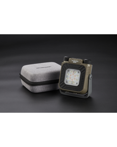 Lampe multifonction Nitecore NWL30 3000 lumens avec batterie externe et répulsif moustiques pour camping et activités outdoor.