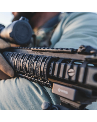 Couvre rail Picatinny Magpul XTM noir avec texture antidérapante pour protection et meilleure prise en main du rail.