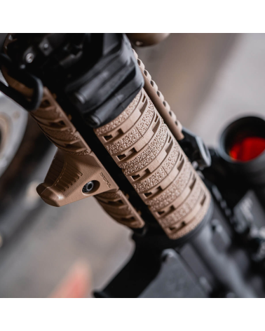 Couvre rail Picatinny Magpul XTM FDE avec texture antidérapante pour protection et amélioration de la prise en main.