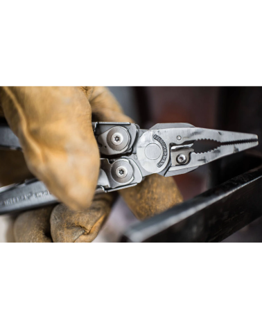 Pince multifonction Leatherman Surge noire avec 21 outils en acier inoxydable finition oxyde noir