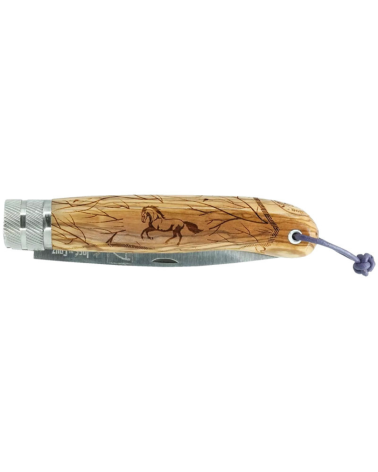 Couteau Opinel Camargue Décalé Collection avec manche en olivier et lame inox gravée