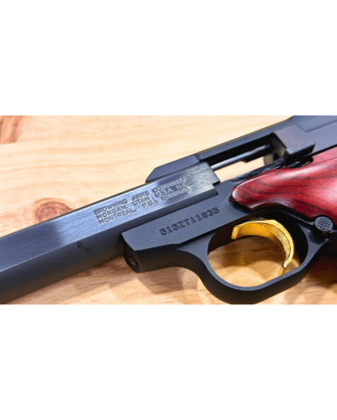 Pistolet Browning Buck Mark Rosewood calibre .22 LR d'occasion, avec finition Rosewood et légère tache esthétique sous le canon.